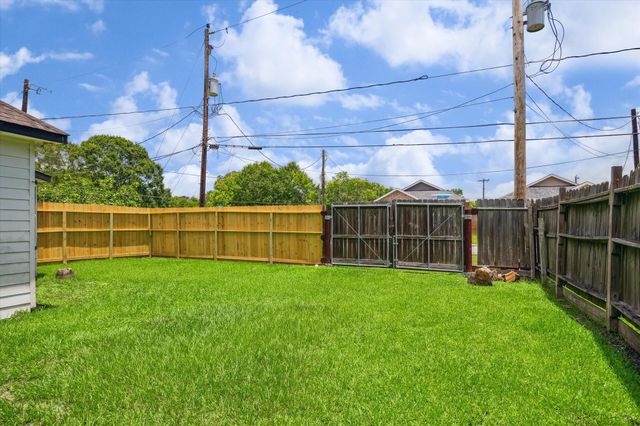 3702 Chanterway Street, Bacliff, TX 77518
