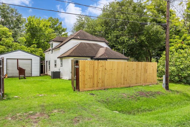 3702 Chanterway Street, Bacliff, TX 77518