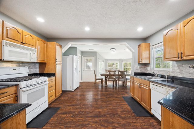 3702 Chanterway Street, Bacliff, TX 77518