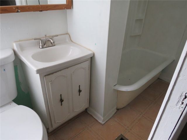 4829 Lougean Ave, Lincoln Place, PA 15207