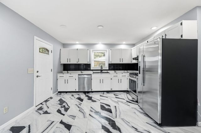 5 Timber Ln, Holyoke, MA 01040