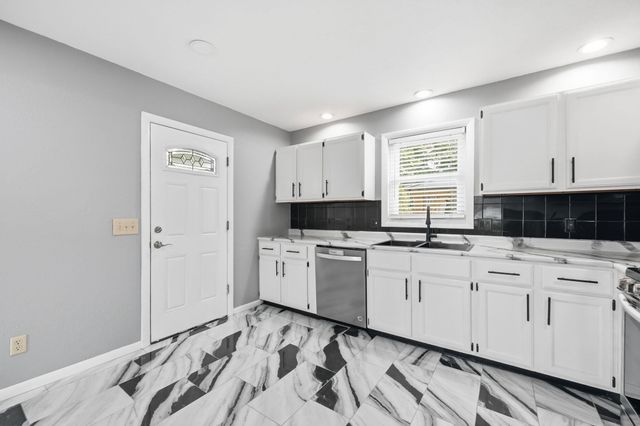 5 Timber Ln, Holyoke, MA 01040