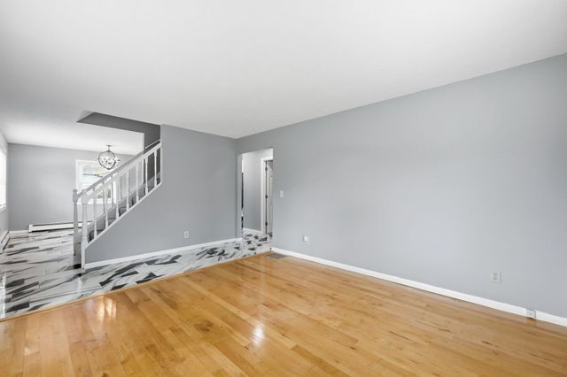 5 Timber Ln, Holyoke, MA 01040