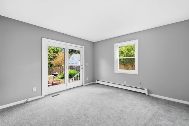 5 Timber Ln, Holyoke, MA 01040