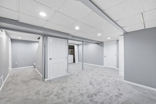 5 Timber Ln, Holyoke, MA 01040