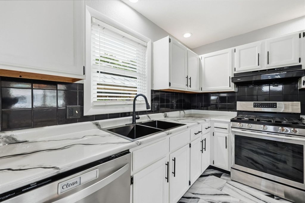 5 Timber Ln, Holyoke, MA 01040