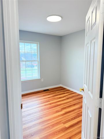 29490 Hunter St, Brownstown, MI 48183