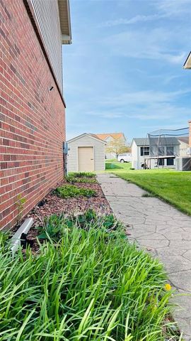 29490 Hunter St, Brownstown, MI 48183