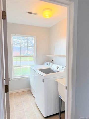 29490 Hunter St, Brownstown, MI 48183