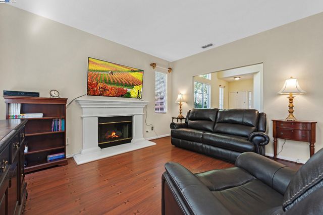 15 Creekside Dr, San Ramon, CA 94583