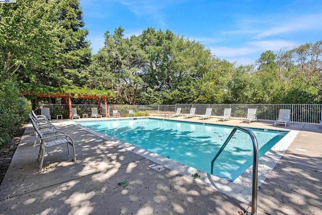 15 Creekside Dr, San Ramon, CA 94583