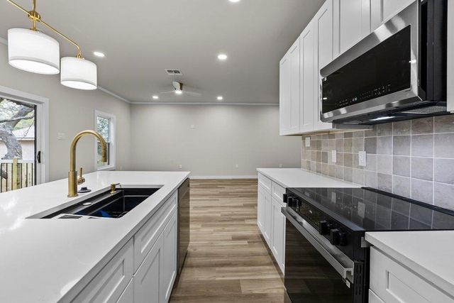 30 Wood Glen DR, Wimberley, TX 78676