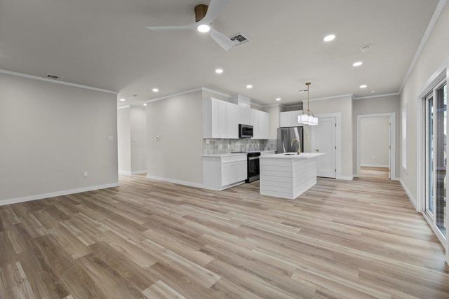 30 Wood Glen DR, Wimberley, TX 78676