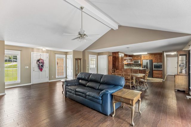 909 Greenview Dr, Fayetteville, TN 37334
