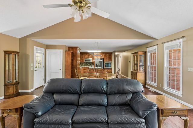 909 Greenview Dr, Fayetteville, TN 37334