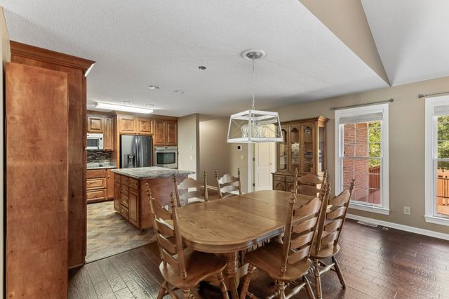 909 Greenview Dr, Fayetteville, TN 37334