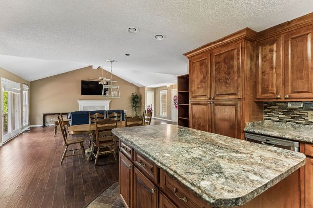 909 Greenview Dr, Fayetteville, TN 37334