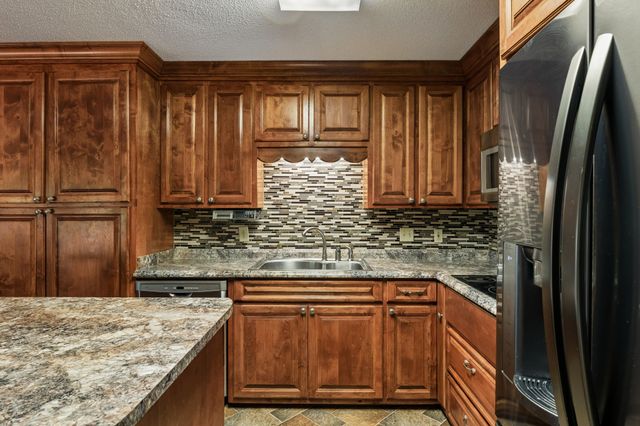909 Greenview Dr, Fayetteville, TN 37334