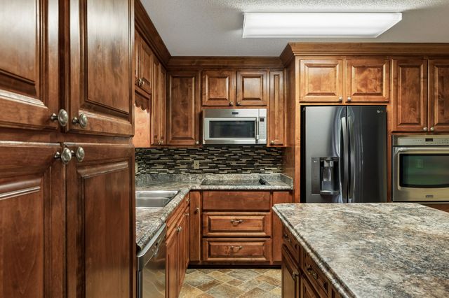 909 Greenview Dr, Fayetteville, TN 37334