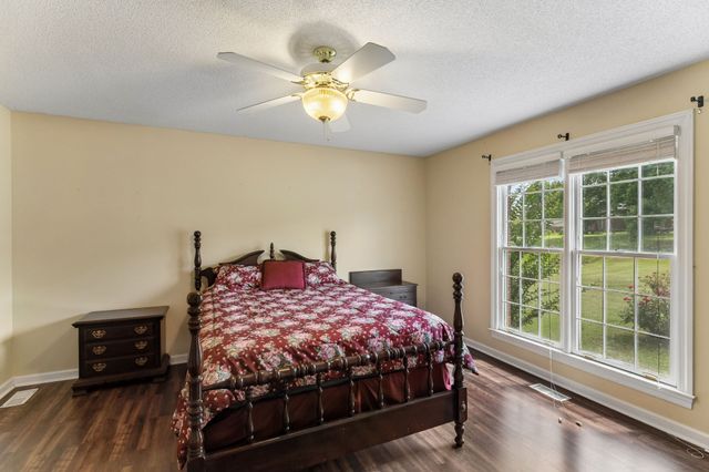 909 Greenview Dr, Fayetteville, TN 37334