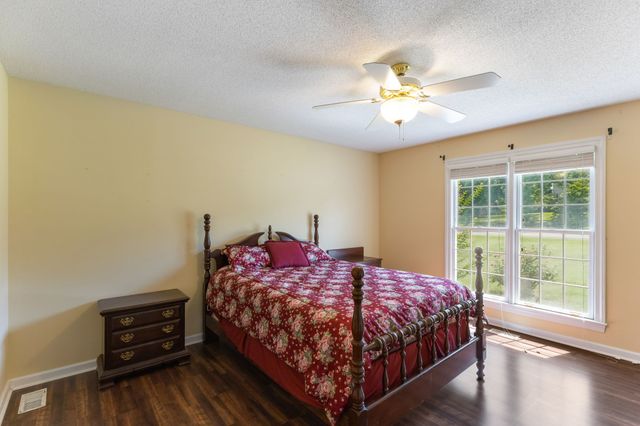909 Greenview Dr, Fayetteville, TN 37334