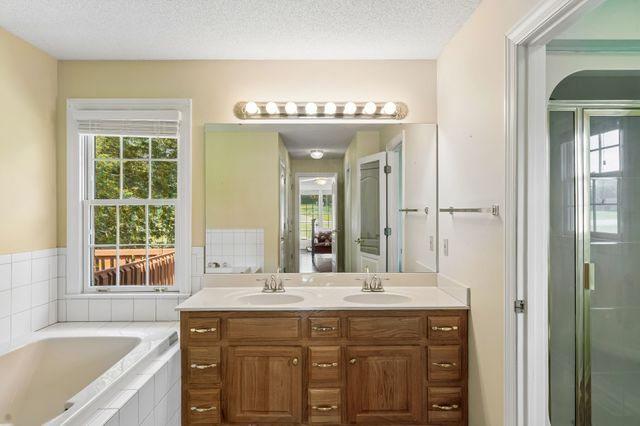 909 Greenview Dr, Fayetteville, TN 37334