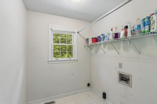 909 Greenview Dr, Fayetteville, TN 37334