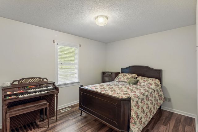 909 Greenview Dr, Fayetteville, TN 37334
