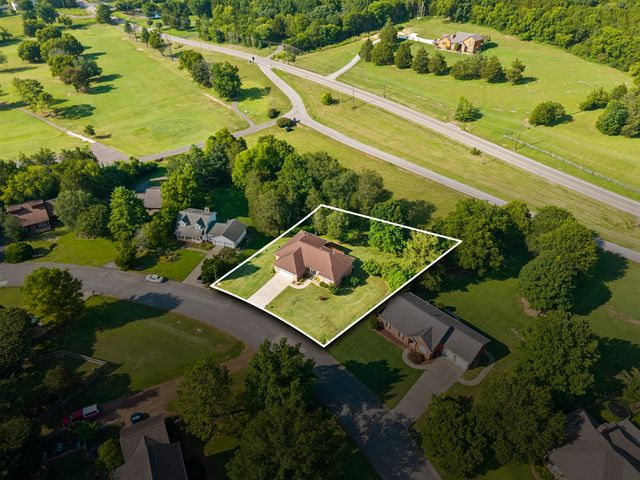 909 Greenview Dr, Fayetteville, TN 37334