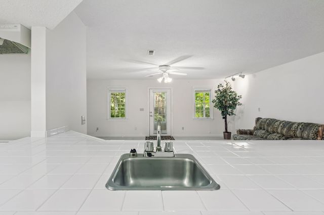 909 Greenview Dr, Fayetteville, TN 37334