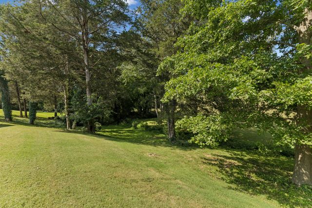 909 Greenview Dr, Fayetteville, TN 37334
