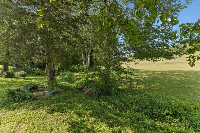 909 Greenview Dr, Fayetteville, TN 37334