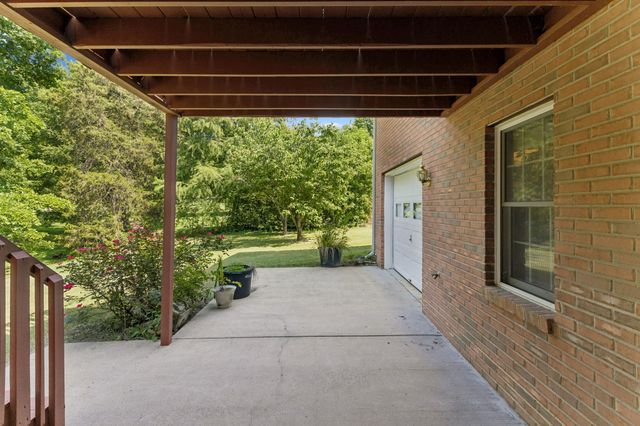 909 Greenview Dr, Fayetteville, TN 37334
