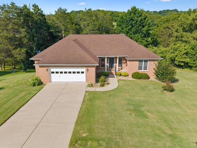 909 Greenview Dr, Fayetteville, TN 37334
