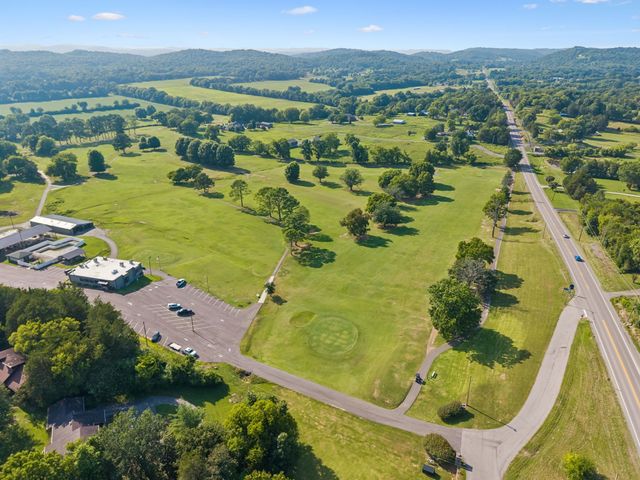 909 Greenview Dr, Fayetteville, TN 37334