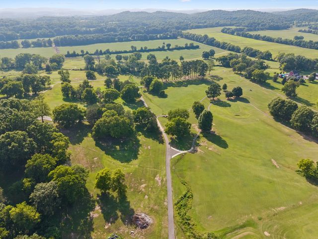 909 Greenview Dr, Fayetteville, TN 37334