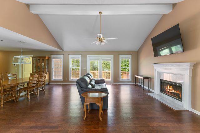 909 Greenview Dr, Fayetteville, TN 37334