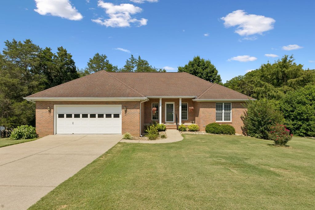 909 Greenview Dr, Fayetteville, TN 37334