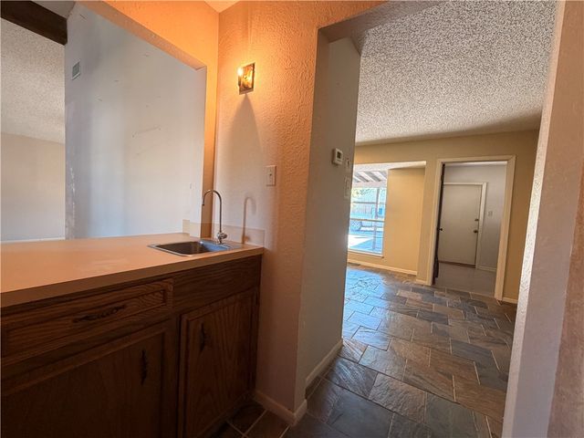 4133 Eagle Dr, Corpus Christi, TX 78413