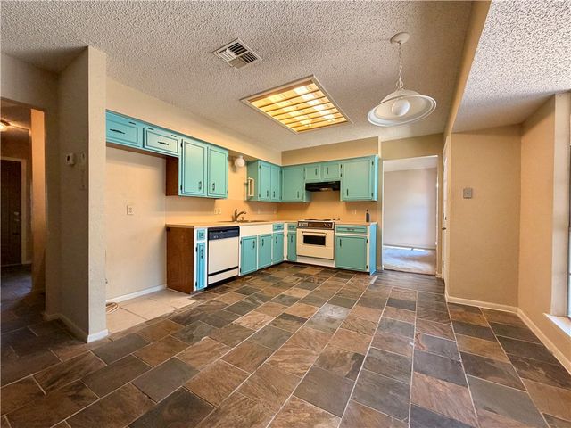 4133 Eagle Dr, Corpus Christi, TX 78413