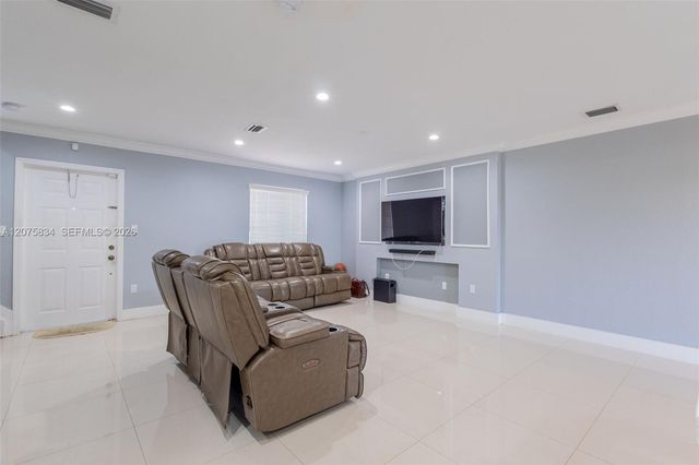 9425 NW 114th Lane 3, Hialeah Gardens, FL 33018