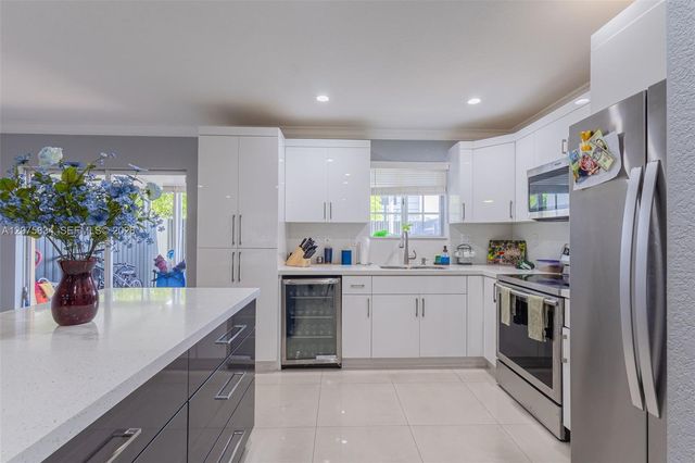 9425 NW 114th Lane 3, Hialeah Gardens, FL 33018