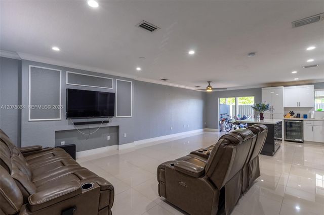 9425 NW 114th Lane 3, Hialeah Gardens, FL 33018