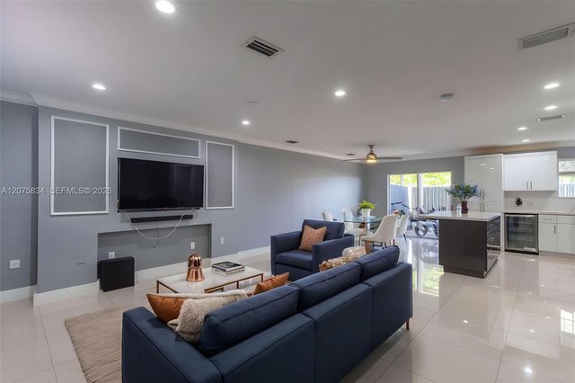 9425 NW 114th Lane 3, Hialeah Gardens, FL 33018