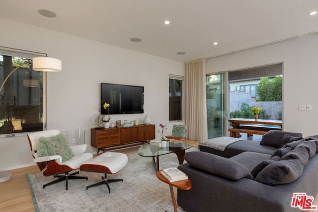 459 N Flores Street, Los Angeles, CA 90048