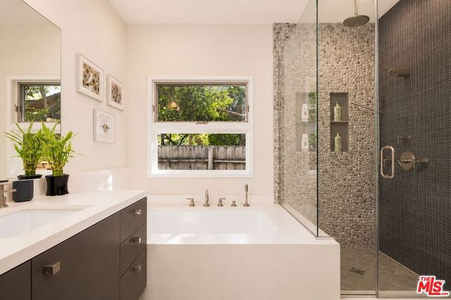 459 N Flores Street, Los Angeles, CA 90048