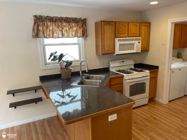 4459 Cross Creek Boulevard, Burton, MI 48509