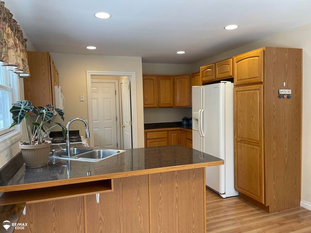 4459 Cross Creek Boulevard, Burton, MI 48509