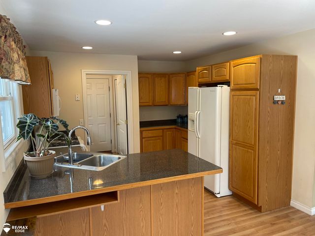 4459 Cross Creek Boulevard, Burton, MI 48509