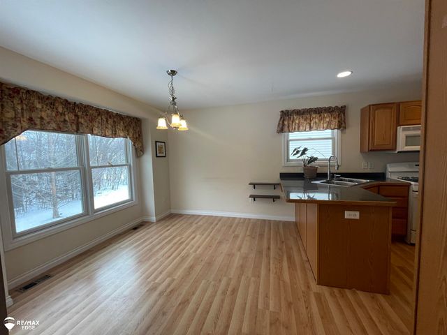 4459 Cross Creek Boulevard, Burton, MI 48509